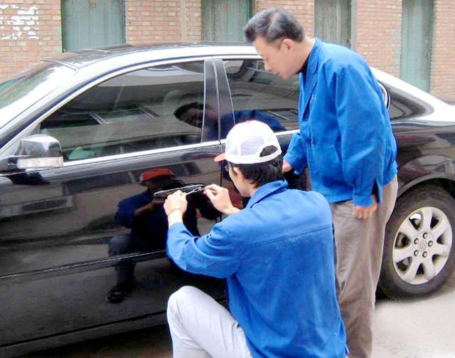 向化镇汽车钥匙丢在车里面怎么办?